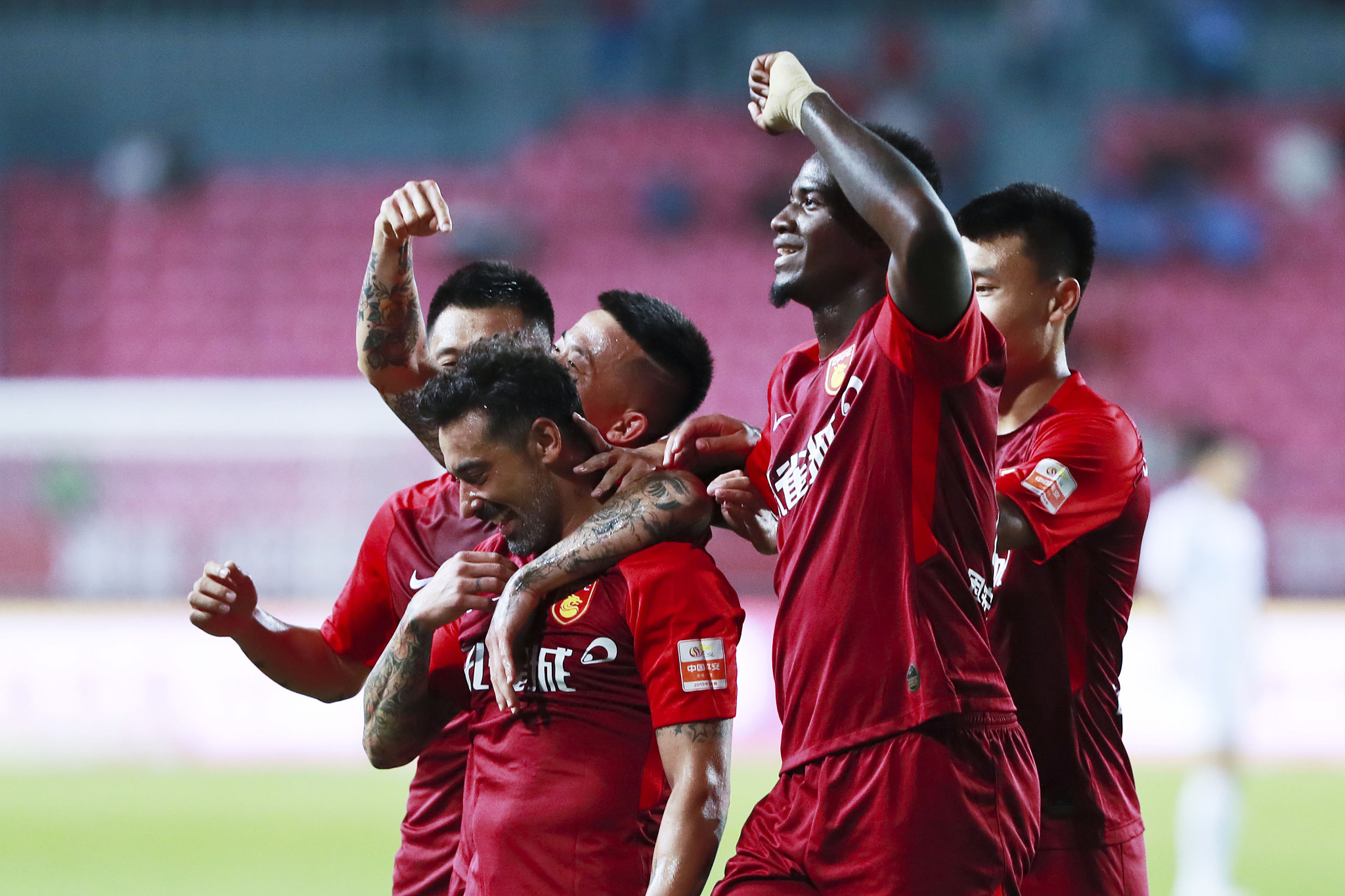 NBA：湖人险胜勇士詹姆斯30+